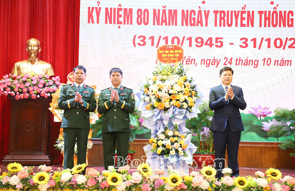Đồng chí Trần Quốc Toản, Phó Bí thư Thường trực Tỉnh ủy tặng hoa chức mừng.