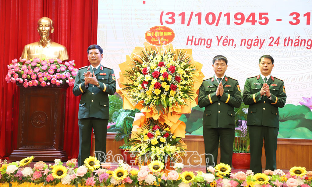 Thiếu tướng Tô Thành Quyết, Phó Tư lệnh Quân khu 3 tặng hoa chúc mừng.