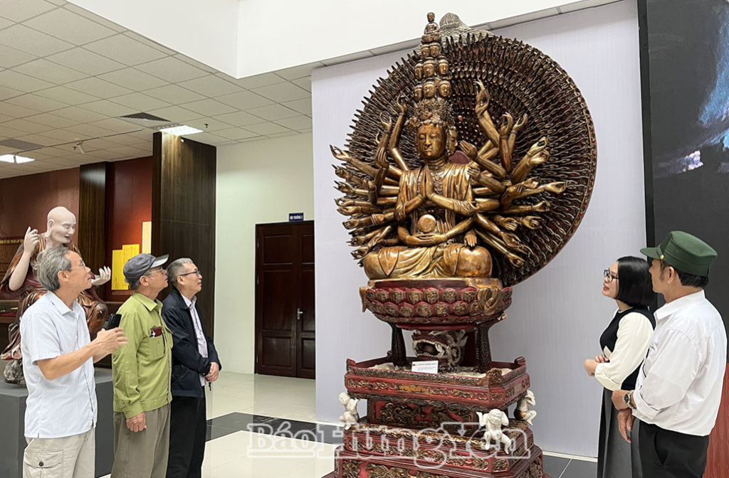 Khách tham quan chiêm ngưỡng tượng Quan Âm nghìn mắt nghìn tay chùa Bút Tháp.