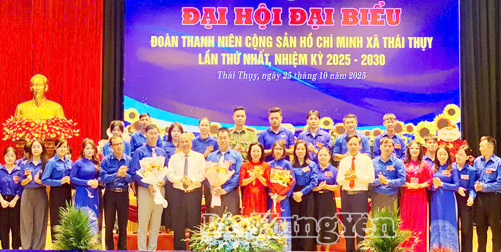 Các đại biểu chụp ảnh lưu niệm cùng Ban Chấp hành Đoàn TNCS Hồ Chí Minh xã Thái Thụy khóa I, nhiệm kỳ 2025 - 2030 .