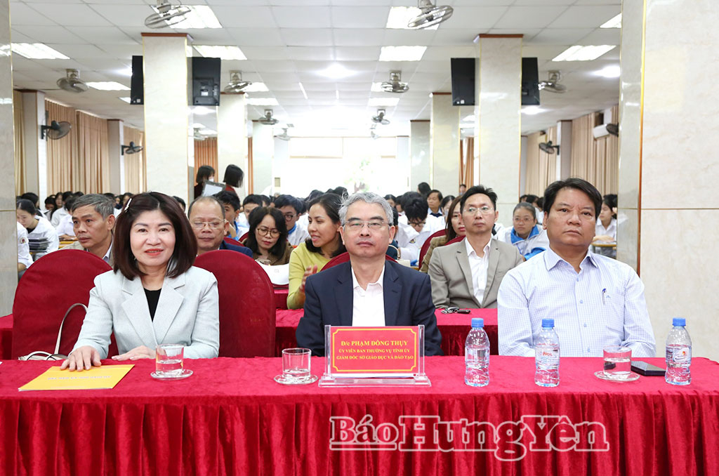 Các đại biểu dự chương trình.