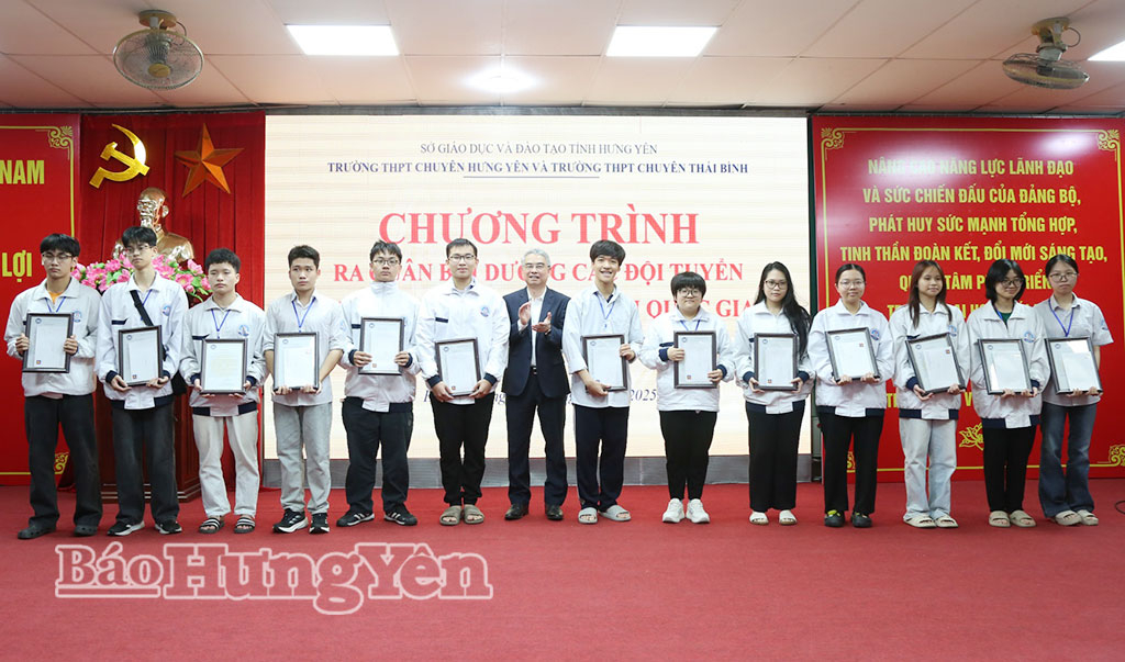 Đồng chí Phạm Đồng Thụy, Ủy viên Ban Thường vụ Tỉnh ủy, Giám đốc Sở Giáo dục và Đào tạo trao thư chúc mừng và quà động viên các đội tuyển dự thi chọn học sinh giỏi THPT quốc gia.