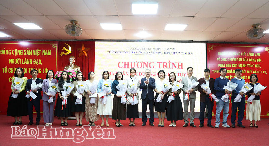 Đồng chí Phạm Đồng Thụy, Ủy viên Ban Thường vụ Tỉnh ủy, Giám đốc Sở Giáo dục và Đào tạo trao quà động viên giáo viên bồi dưỡng các đội tuyển dự thi chọn học sinh giỏi THPT quốc gia.