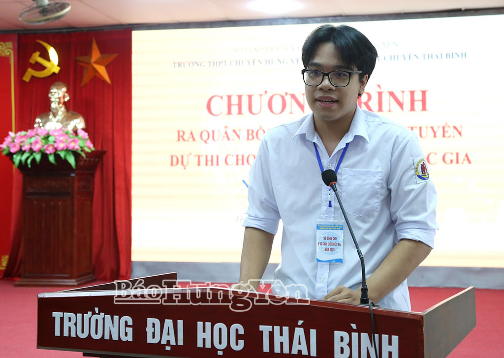 Học sinh Bùi Thái Sơn, đội tuyển dự thi chọn học sinh giỏi quốc gia THPT môn Vật Lý phát biểu quyết tâm tại chương trình.