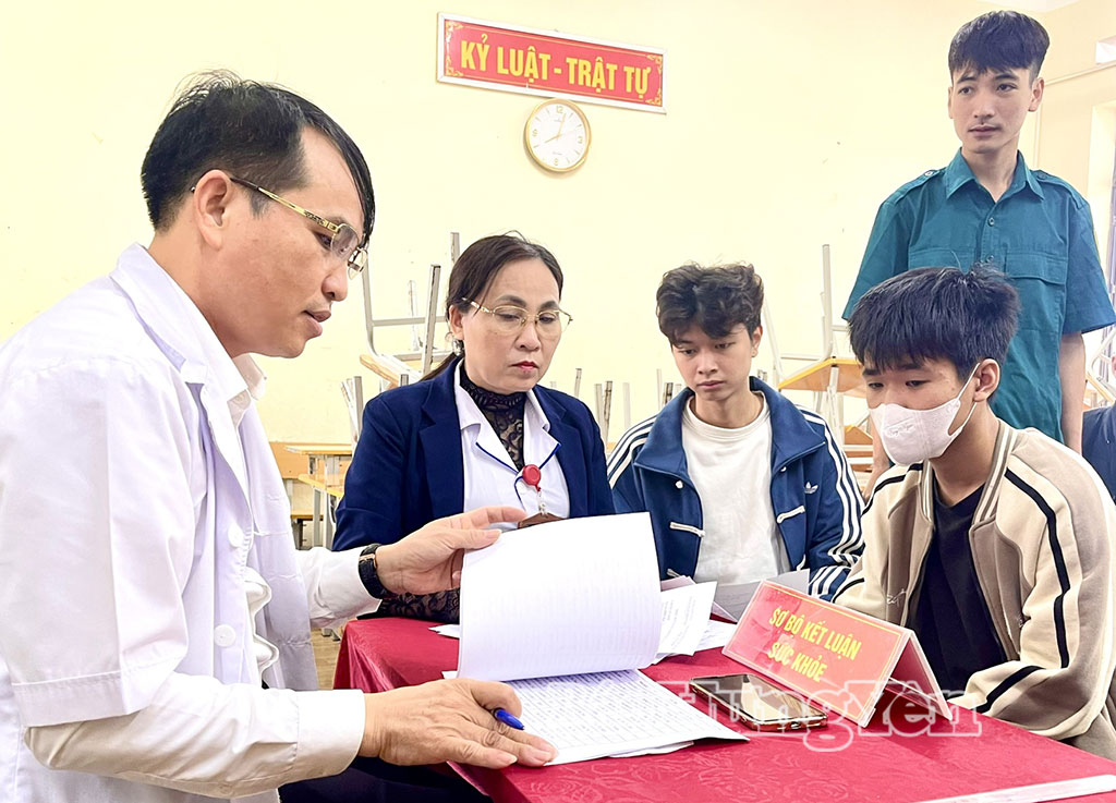 Cán bộ y tế phường Hồng Châu kiểm tra hồ sơ sức khỏe cho thanh niên trong buổi sơ tuyển NVQS năm 2026.