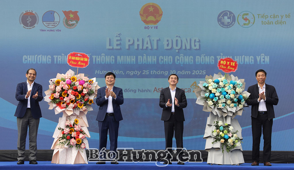 Đồng chí Trần Văn Thuấn, Thứ trưởng Bộ Y tế và đồng chí Phạm Văn Nghiêm, Phó Chủ tịch UBND tỉnh tặng hoa chúc mừng Chương trình. 