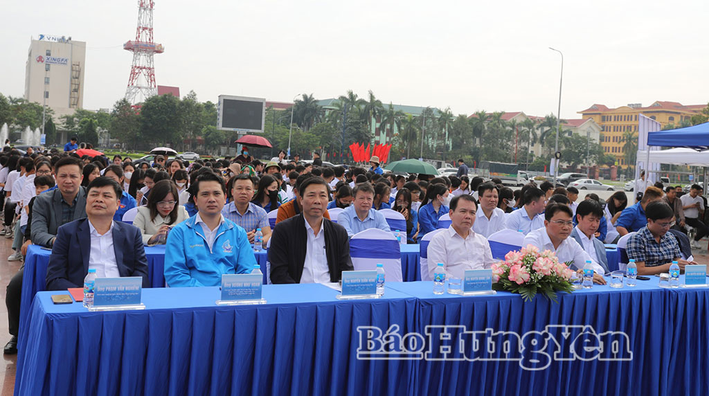 Các đại biểu tham dự lễ phát động.