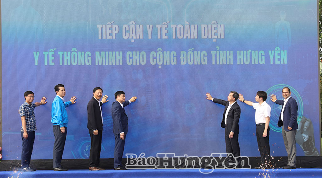 Các đại biểu thực hiện nghi thức phát động Chương trình y tế thông minh dành cho cộng đồng tỉnh Hưng Yên.