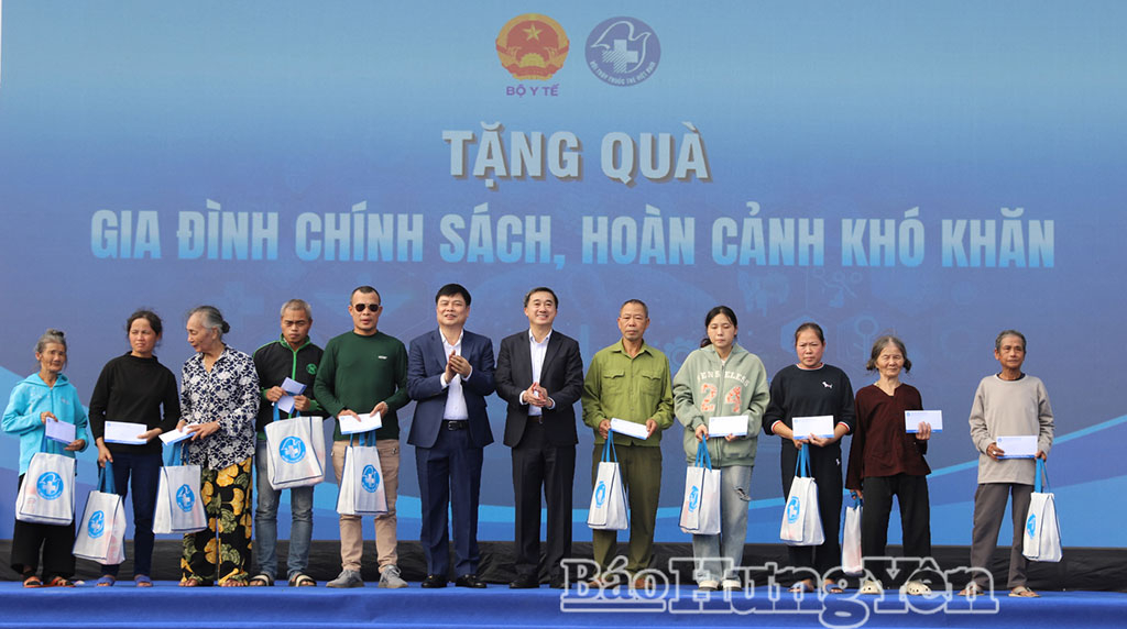 Tặng quà cho các gia đình chính sách, hoàn cảnh khó khăn trên địa bàn phường Phố Hiến.