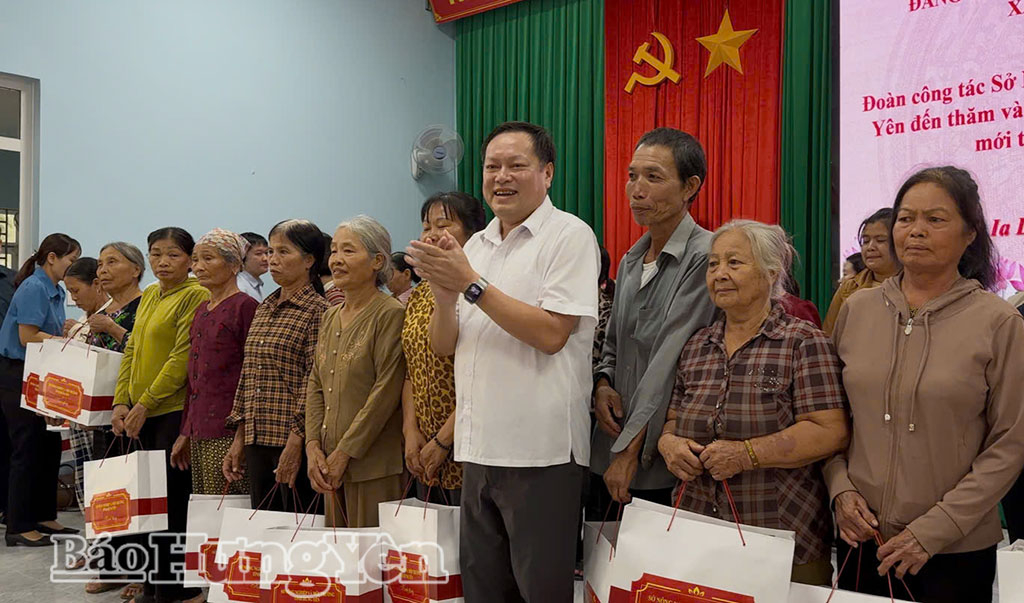 Lãnh đạo Sở Nông nghiệp và Môi trường tỉnh Hưng Yên tặng quà đồng bào Hưng Yên đi kinh tế mới ở xã Ia Lâu.
