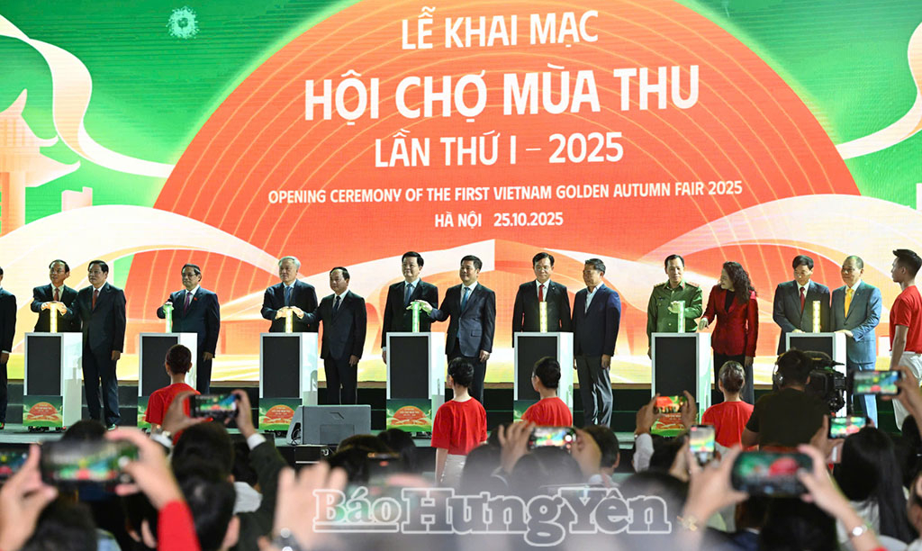 Các đại biểu bấm nút khai mạc Hội chợ mùa Thu lần thứ I năm 2025