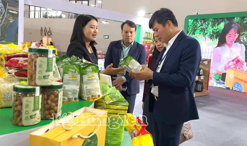 Phó Chủ tịch Thường trực UBND tỉnh Nguyễn Lê Huy tham quan gian hàng trưng bày tỉnh Hưng Yên.