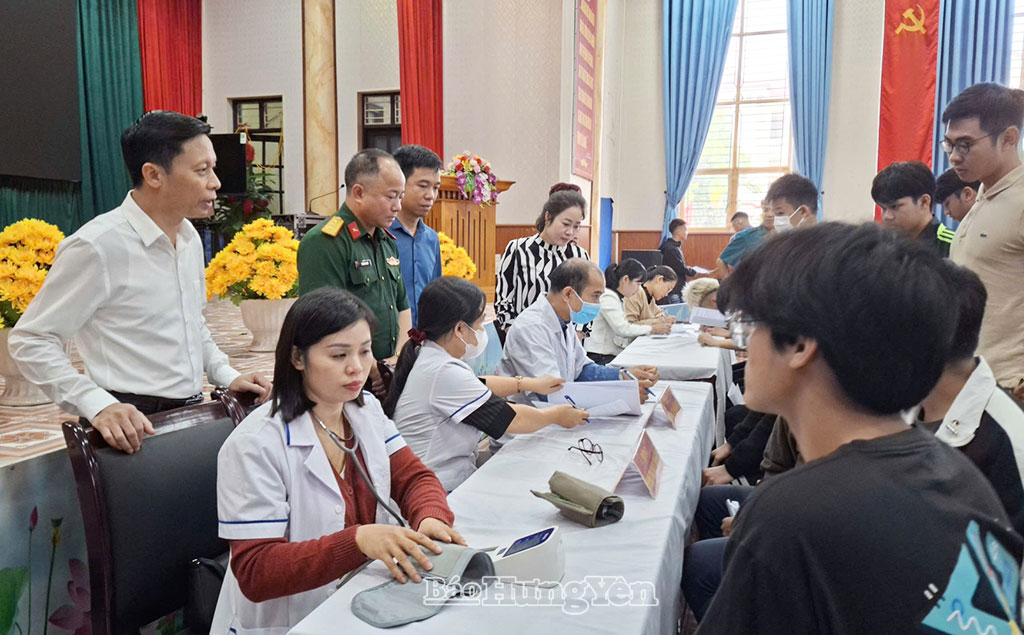 Các đồng chí lãnh đạo xã Lương Bằng động viên công dân tham gia khám sơ tuyển sức khỏe NVQS. Ảnh: Thu Yến