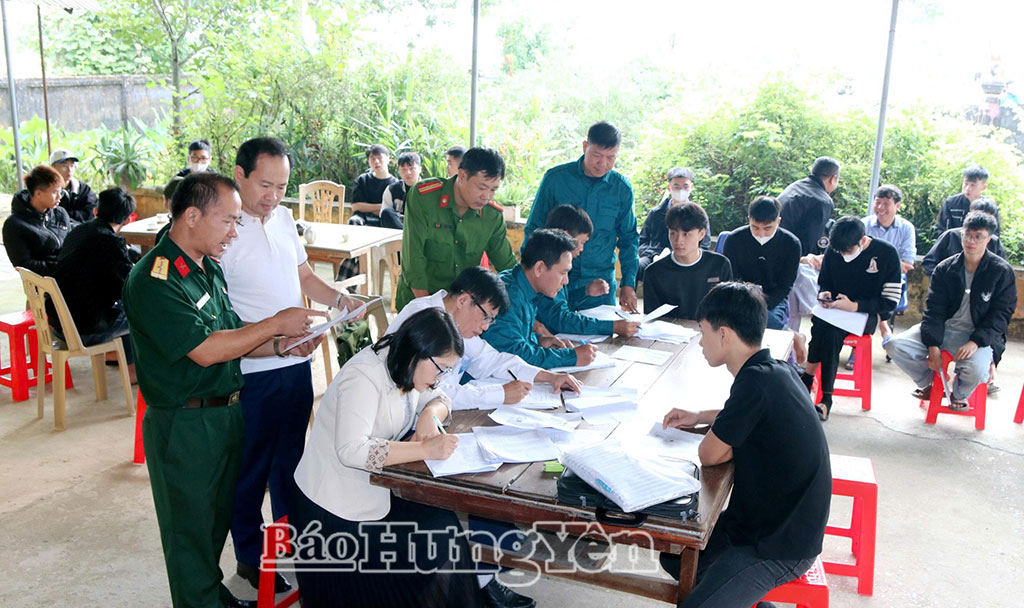 250 thanh niên xã Thần Khê tham gia khám sơ tuyển nghĩa vụ quân sự. Ảnh: Thanh Thủy