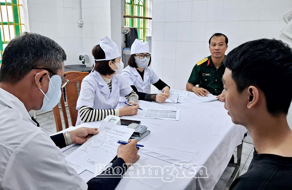 Thanh niên xã Nam Thái Ninh tham gia khám sơ tuyển sức khỏe NVQS năm 2026. Ảnh: Nguyễn Thắm