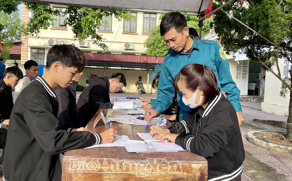 Thanh niên xã Tiên Lữ làm thủ tục đăng ký khám sơ tuyển NVQS. Ảnh: Dương Miền