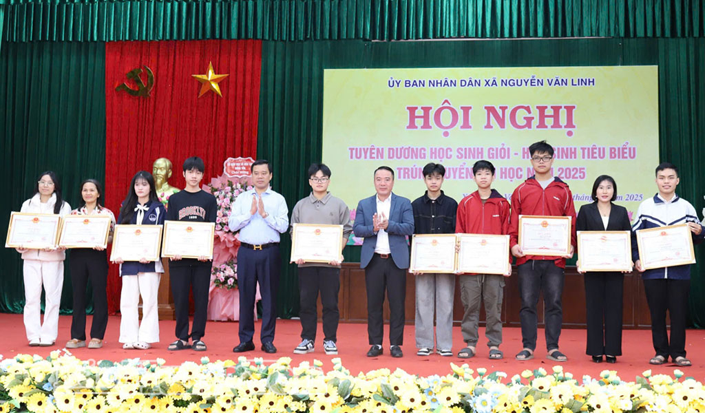 Lãnh đạo xã Nguyễn Văn Linh biểu dương, khen thưởng học sinh tiêu biểu trúng tuyển vào các trường đại học.