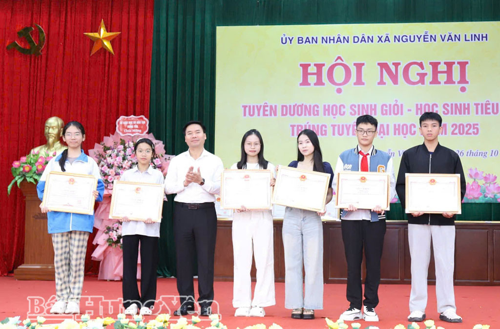 Lãnh đạo Sở Giáo dục và Đào tạo tuyên dương các học sinh của xã Nguyễn Văn Linh đạt thành tích cao trong học tập.
