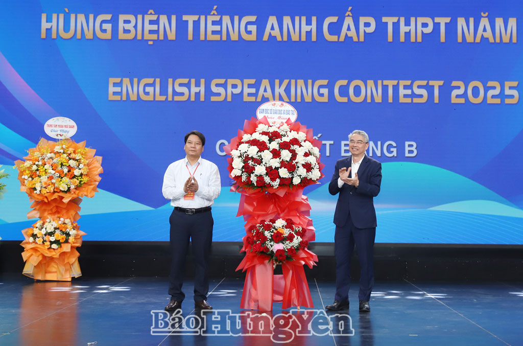 Đồng chí Phạm Đồng Thụy, Ủy viên Ban Thường vụ Tỉnh ủy, Giám đốc Sở Giáo dục và Đào tạo tặng hoa chúc mừng cuộc thi.