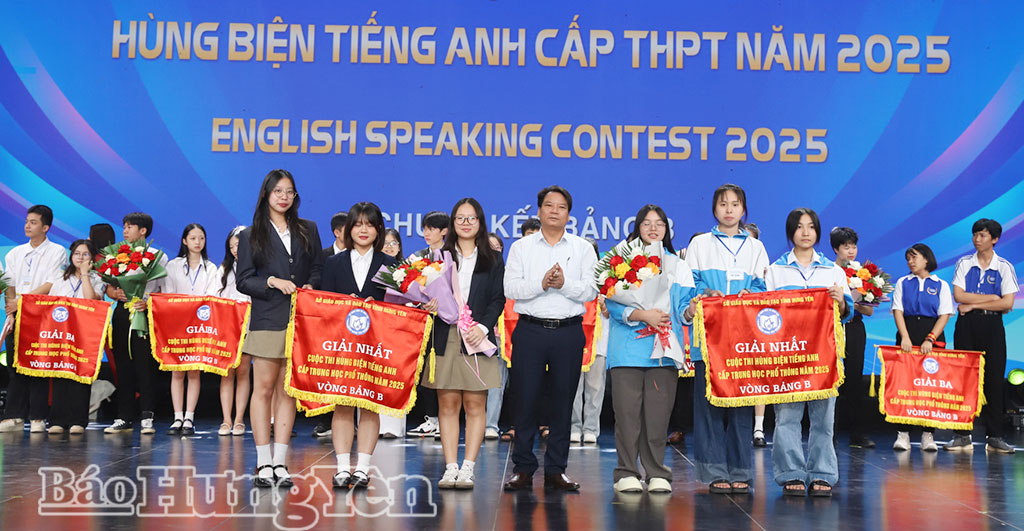 Lãnh đạo Sở Giáo dục và Đào tạo Trao giải  cho 2 đội thi đạt giải Nhất.