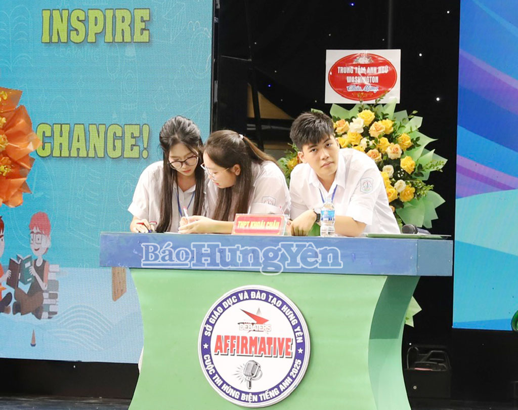 Đội thi Trường THPT Khoái Châu.