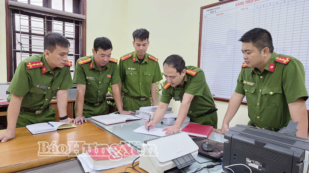Cán bộ, chiến sĩ Phòng Cảnh sát điều tra tội phạm về trật tự xã hội triển khai phương án tác chiến.