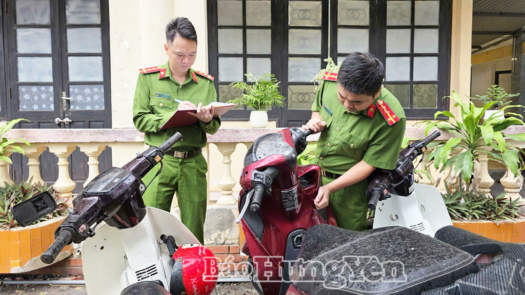 Cán bộ, chiến sĩ Phòng Cảnh sát Điều tra tội phạm về trật tự xã hội kiểm tra tang vật vụ án.