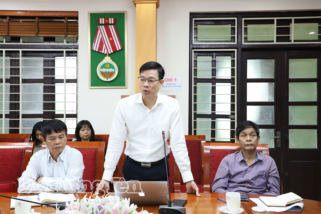Đại biểu của Học viện Chính trị Quốc gia Hồ Chí Minh tham gia ý kiến tại buổi làm việc.