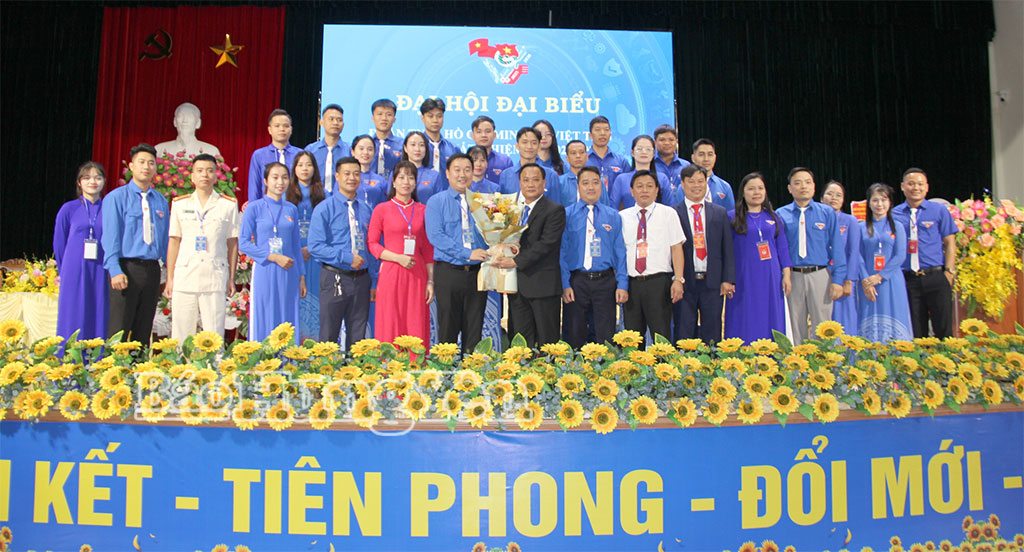 Các đại biểu tặng hoa, chúc mừng Ban Chấp hành Đoàn TNCS Hồ Chí Minh xã Việt Tiến khóa I, nhiệm kỳ 2025 - 2030. Ảnh: Hương Giang
