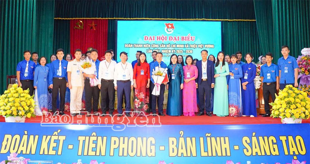 Các đại biểu chụp ảnh lưu niệm cùng Ban Chấp hành Đoàn TNCS Hồ Chí Minh xã Triệu Việt Vương, nhiệm kỳ 2025 - 2030.