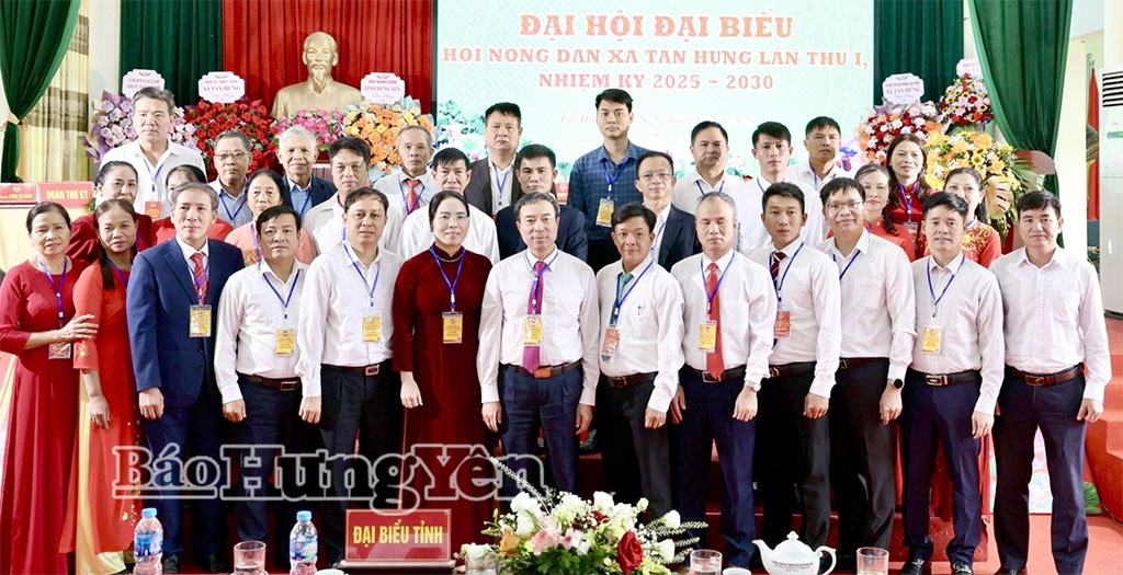 Lãnh đạo xã Tân Hưng chụp ảnh lưu niệm cùng Ban Chấp hành Hội Nông dân xã Tân Hưng, nhiệm kỳ 2025 - 2030.