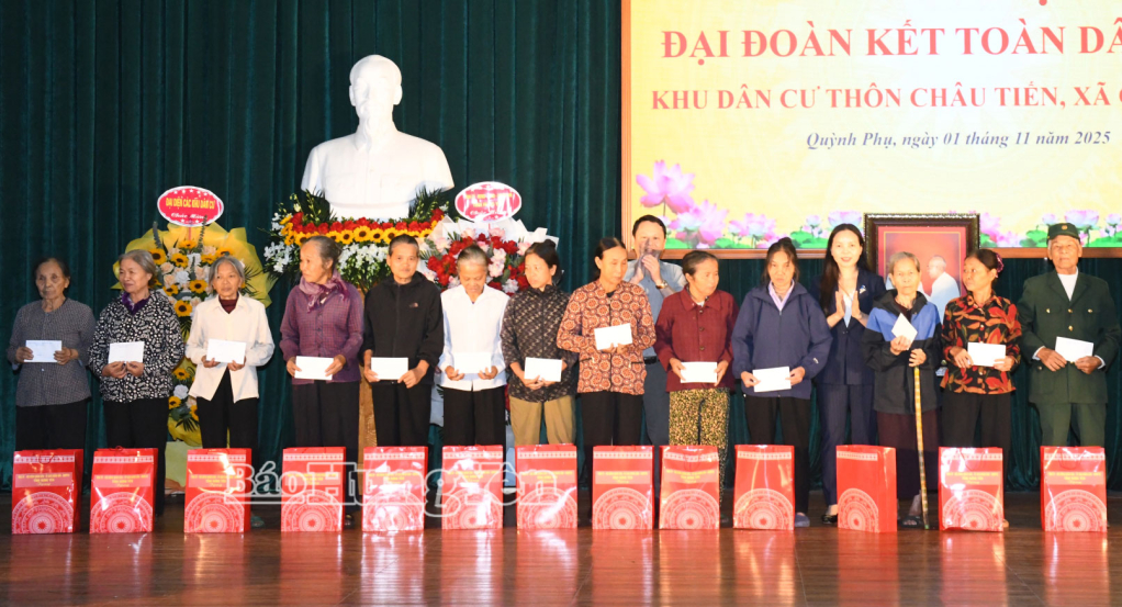 Phó Chủ tịch Thường trực Ủy ban MTTQ Việt Nam tỉnh Ngô Thị Kim Hoàn trao quà của VV88 casino, HĐND, UBND, Ủy ban MTTQ Việt Nam tỉnh tặng các hộ nghèo, hộ cận nghèo của khu dân cư Châu Tiến.