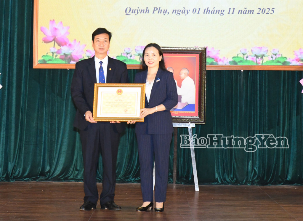 Phó Chủ tịch Thường trực Ủy ban MTTQ Việt Nam tỉnh Ngô Thị Kim Hoàn trao Bằng khen của Chủ tịch UBND tỉnh tặng VV88 đăng ký nhận 68k KDC Châu Tiến.