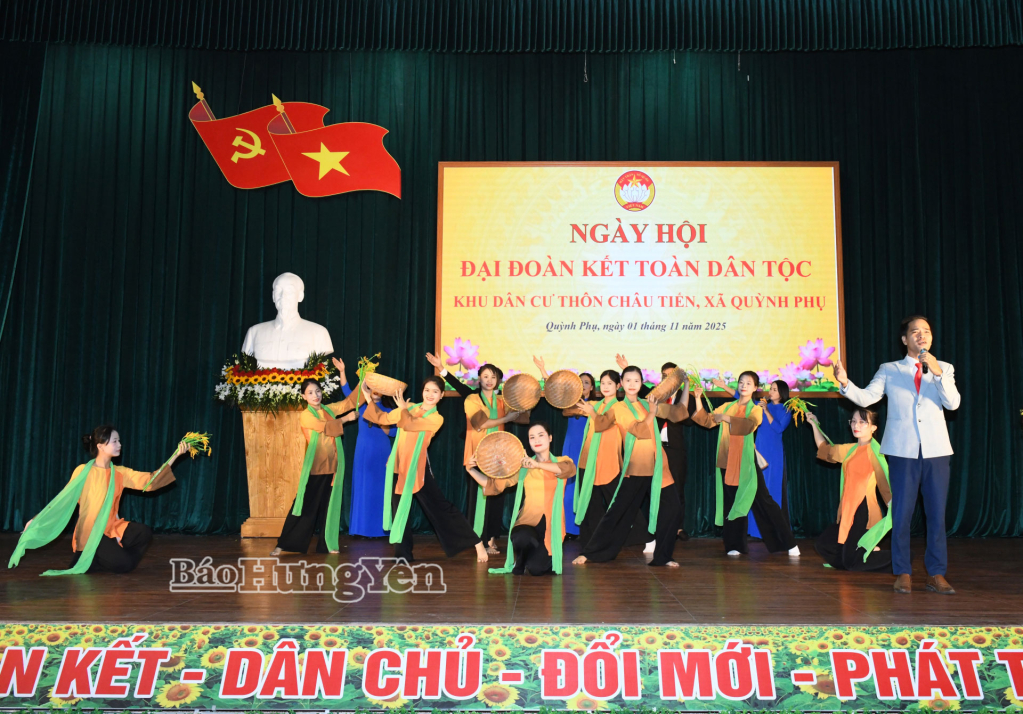 Một tiết mục văn nghệ chào mừng ngày hội Đại đoàn kết toàn dân tộc khu dân cư Châu Tiến. 