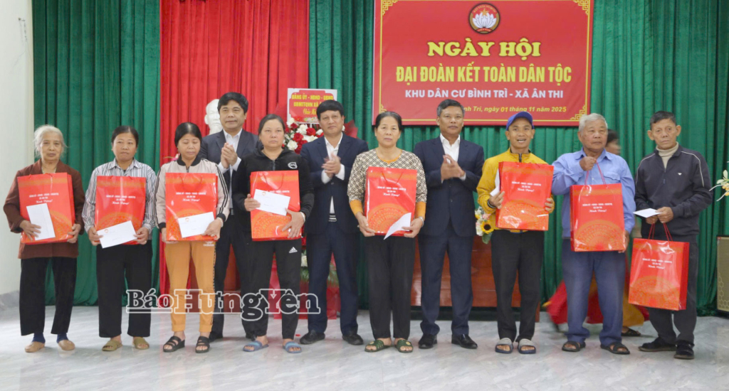 Lãnh đạo xã Ân Thi tặng quà cho các gia đình khu dân cư thôn Bình Trì.