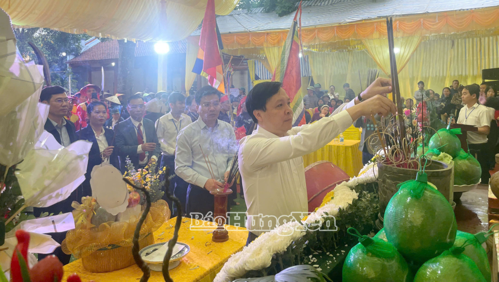 Lãnh đạo phường Trần Lãm dâng hương tại lễ hội đình Đông Trì.