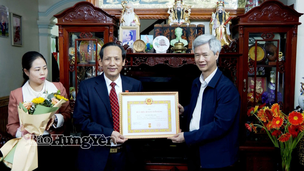 Đồng chí Đào Hồng Vận, Ủy viên Ban Thường vụ Tỉnh ủy, Trưởng đoàn Đại biểu Quốc hội tỉnh, Giám đốc Sở Nội vụ trao Huy hiệu 50 năm tuổi Đảng cho đồng chí Nguyễn Đức Nhạ, nguyên Ủy viên Ban Thường vụ, nguyên Trưởng ban Dân vận Tỉnh ủy Thái Bình.