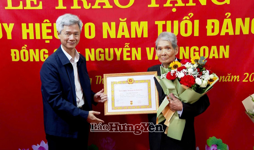 Đồng chí Đào Hồng Vận, Ủy viên Ban Thường vụ Tỉnh ủy, Trưởng đoàn Đại biểu Quốc hội tỉnh, Giám đốc Sở Nội vụ trao Huy hiệu 70 năm tuổi Đẩng cho đảng viên Nguyễn Văn Ngoan.