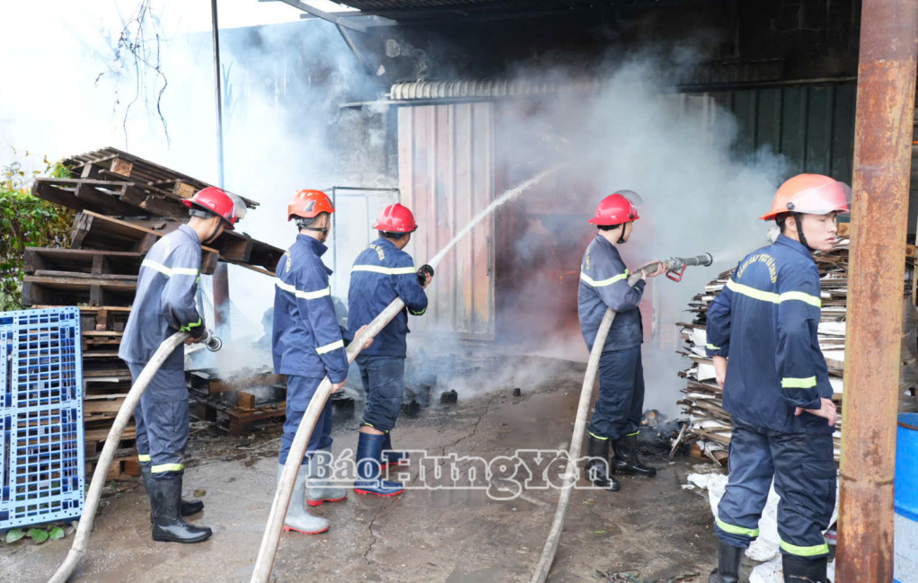 Cảnh sát phòng cháy, chữa cháy nỗ lực dập lửa tại trung tâm đám cháy.