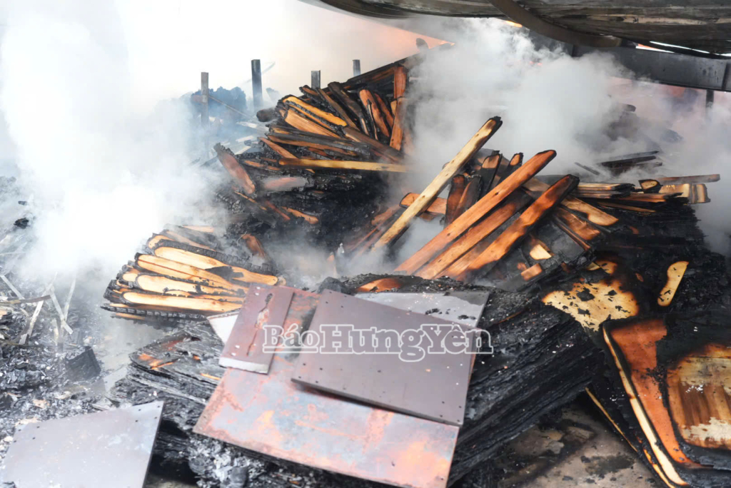 Bên trong xưởng, nhiều vật liệu gỗ và pallet bị thiêu rụi.