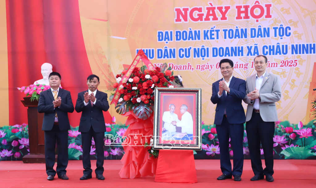 Phó Chủ tịch UBND tỉnh Lê Quang Hòa tặng hoa và quà của Tỉnh ủy, HĐND,  UBND, Ủy ban MTTQ Việt Nam tỉnh cho khu dân cư Nội Doanh.