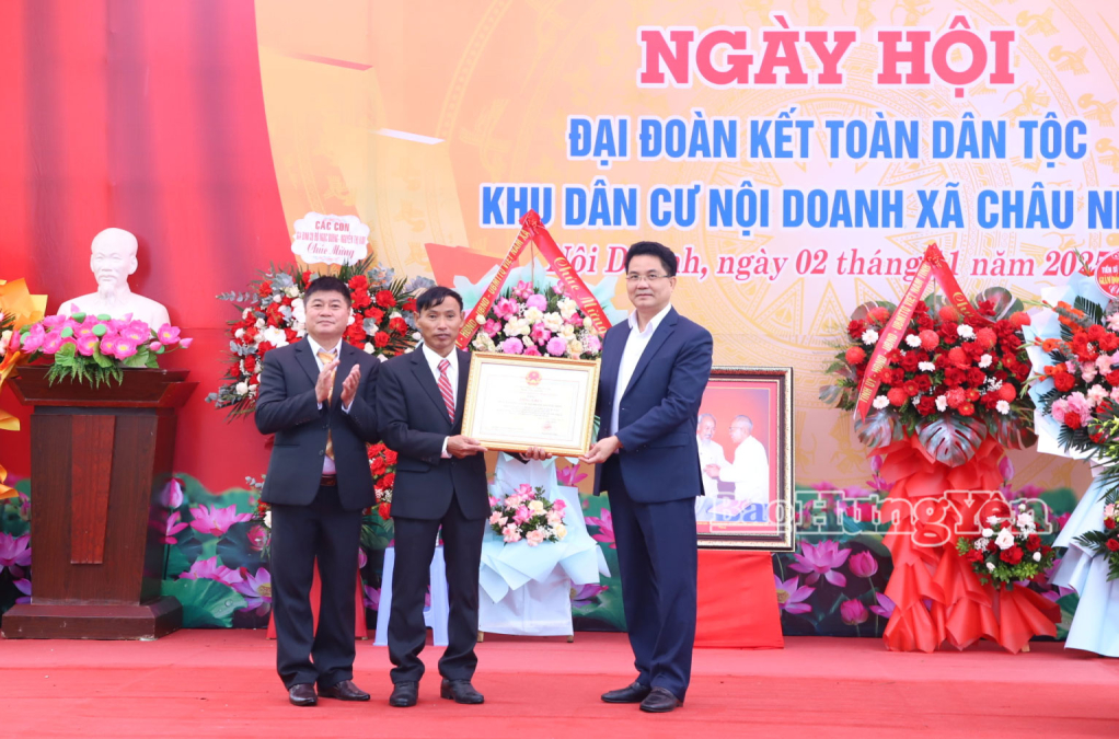 Phó Chủ tịch  UBND tỉnh Lê Quang Hòa trao Bằng khen của Chủ tịch UBND tỉnh tặng Nhân dân khu dân cư Nội Doanh.