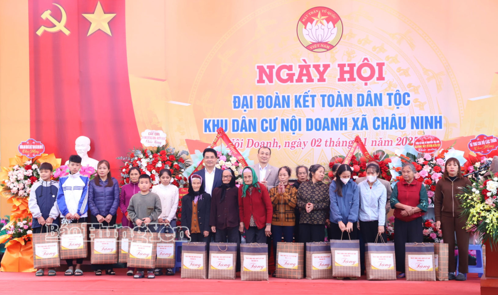 Phó Chủ tịch UBND tỉnh Lê Quang Hòa trao quà của Tỉnh ủy, HĐND, UBND, Ủy ban MTTQ Việt Nam tỉnh tặng các hộ gia đình có hoàn cảnh khó khăn tại khu dân cư Nội Doanh.