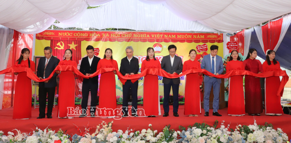 Các đại biểu cắt băng khánh thành khu vui chơi cho trẻ em.