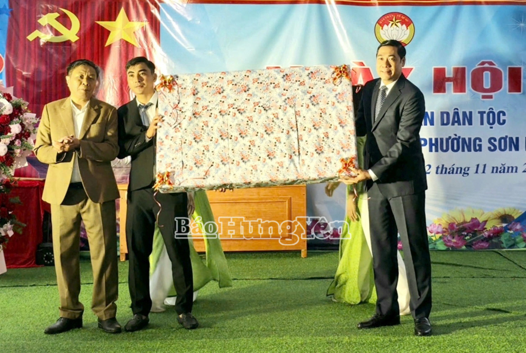 Lãnh đạo phường Sơn Nam tặng quà khu dân cư Kệ Châu 1.