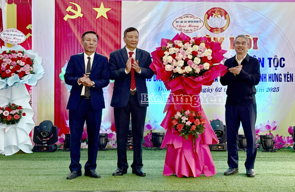 Đồng chí Giám đốc Sở Giáo dục và Đào tạo tặng hoa chúc mừng cán bộ và Nhân dân thôn Đông Thành nhân  Ngày hội Đại đoàn kết toàn dân tộc.