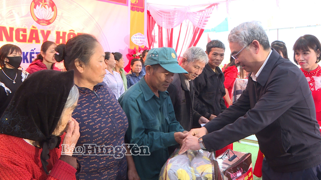 Đồng chí  Giám đốc Sở Giáo dục và Đào tạo trao quà cho các hộ nghèo, cận nghèo và hộ có hoàn cảnh khó khăn của thôn Đông Thành.