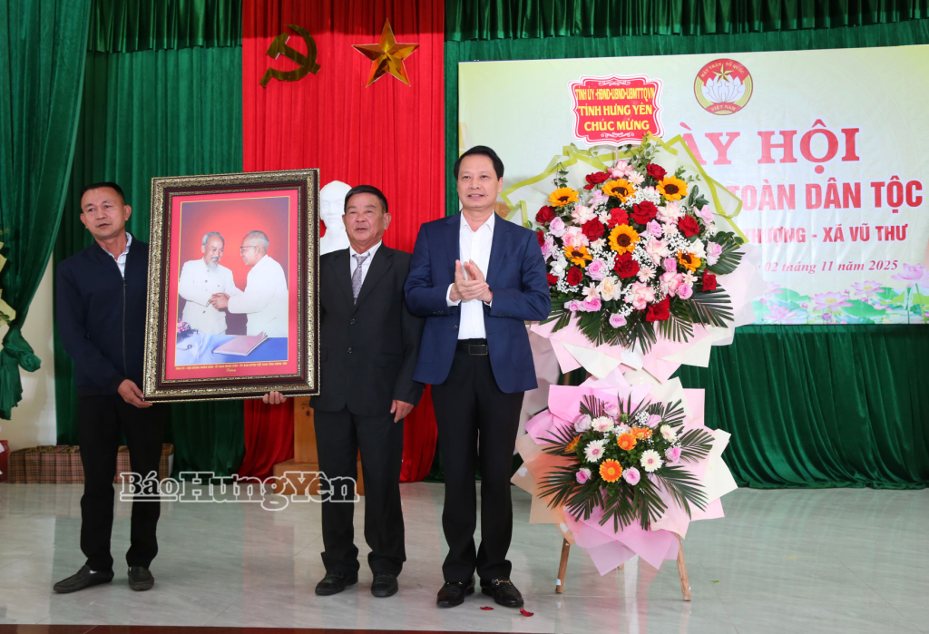 Đồng chí Trưởng ban Nội chính Tỉnh ủy tặng hoa, tặng quà chúc mừng thôn Dũng Thượng, xã Vũ Thư trong Ngày hội Đại đoàn kết toàn dân tộc.