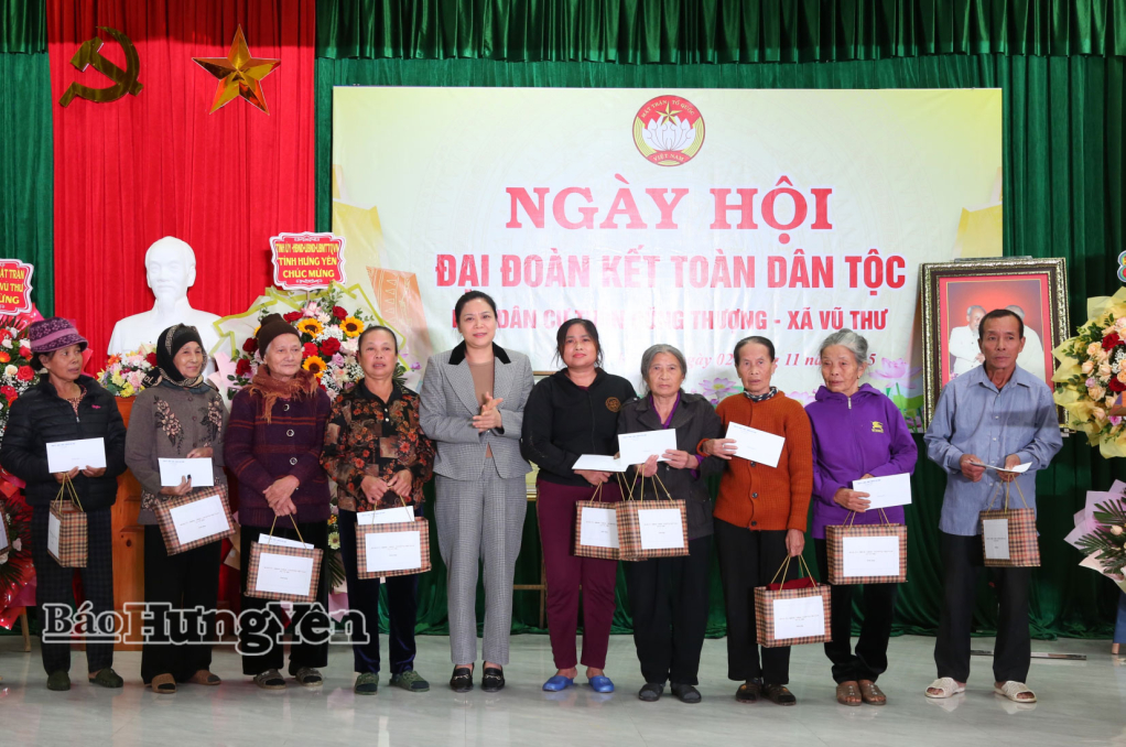 Lãnh đạo xã Vũ Thư tặng quà gia đình chính sách thôn Dũng Thượng trong Ngày hội Đại đoàn kết toàn dân tộc.