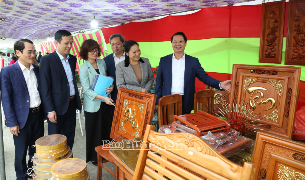 Đồng chí Trưởng ban Nội chính Tỉnh ủy và các đại biểu tham quan khu trưng bày các sản phẩm tiêu biểu của xã Vũ Thư trong Ngày hội đại đoàn kết toàn dân tộc.